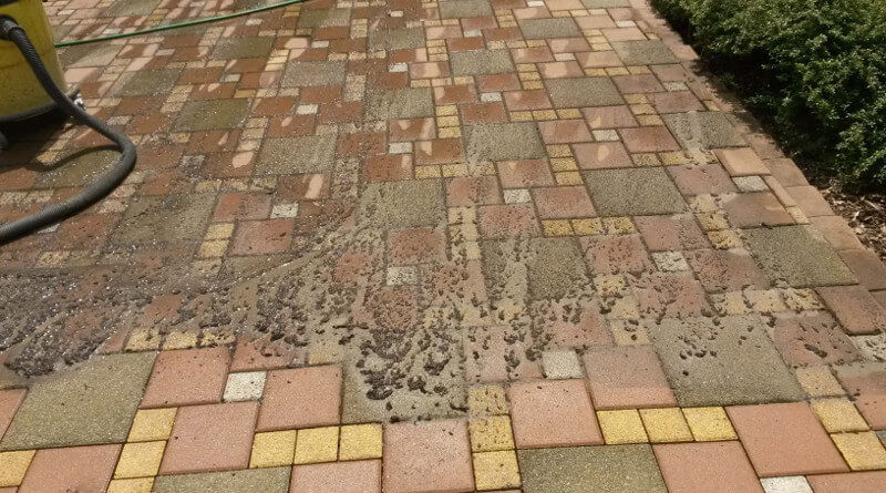Čištění zámkové dlažby