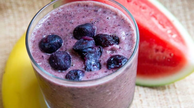 Smoothie s borůvkami a švestkami