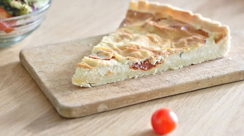 Koláč ze zakysané smetany a rajčat